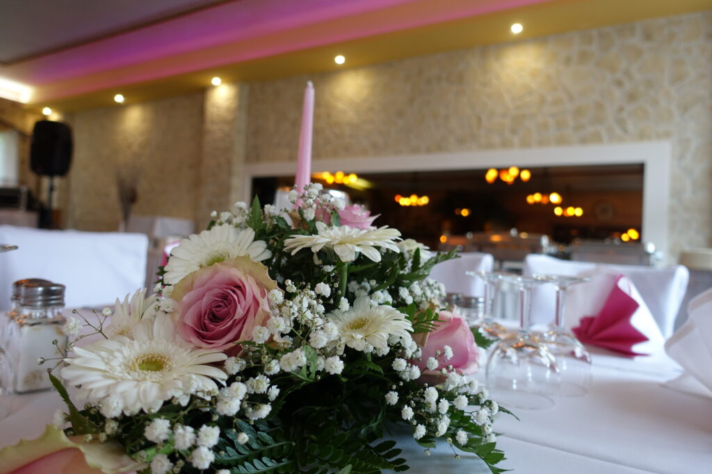 Blumenschmuck auf der Festtafel