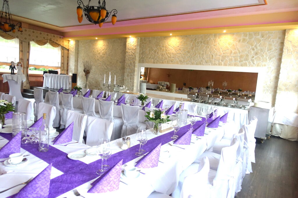 Lange Festtafel im Saal