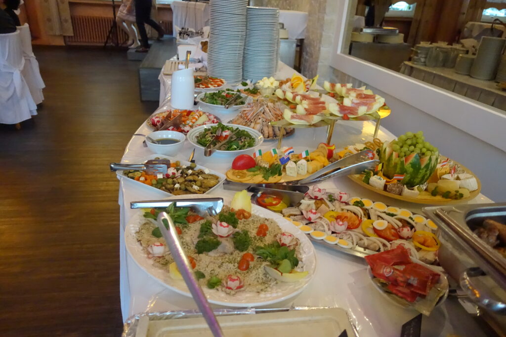 Buffet mit kalten und warmen Speisen