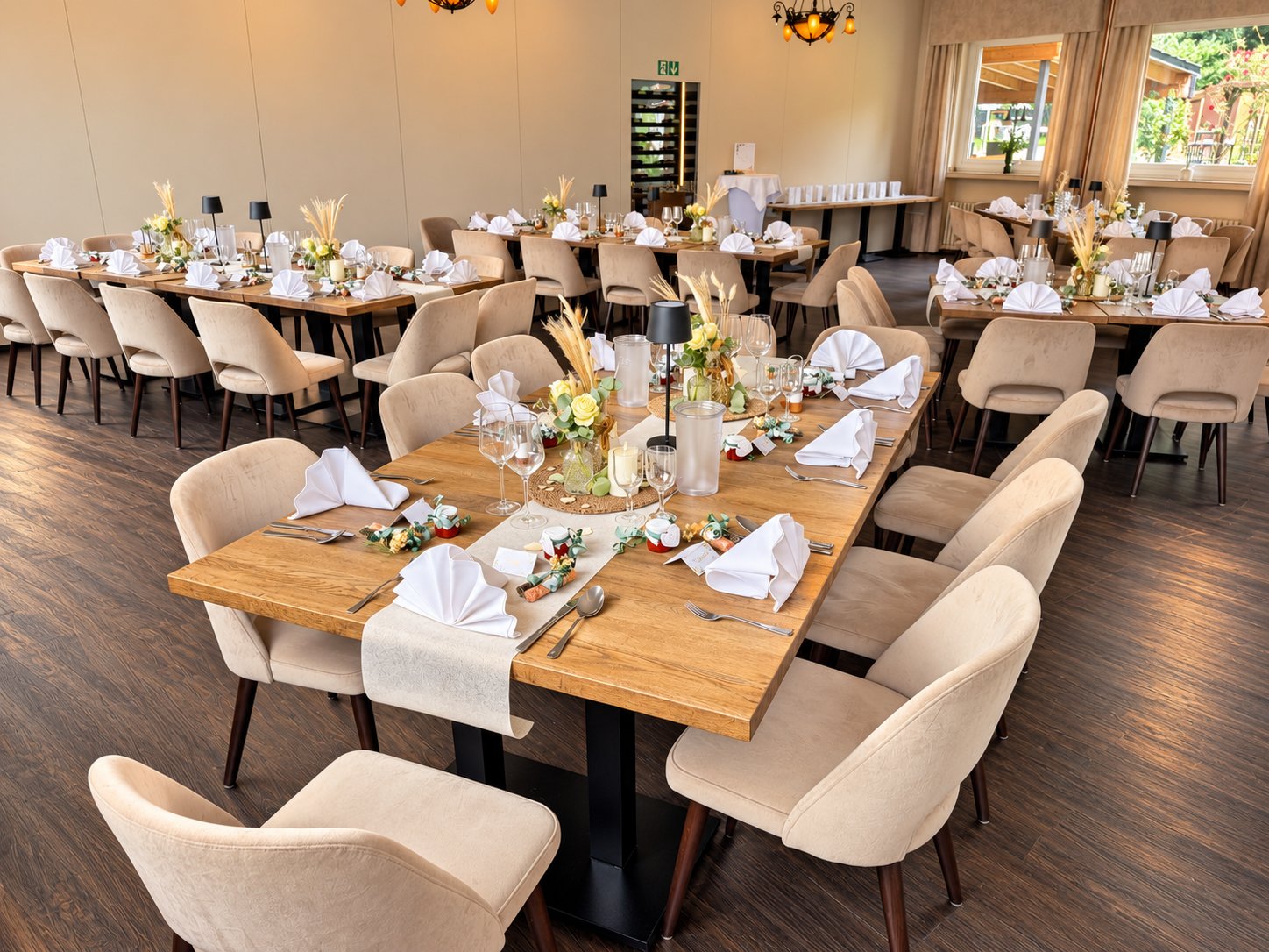 Festlich gedeckte Tafel mit Blumenschmuck