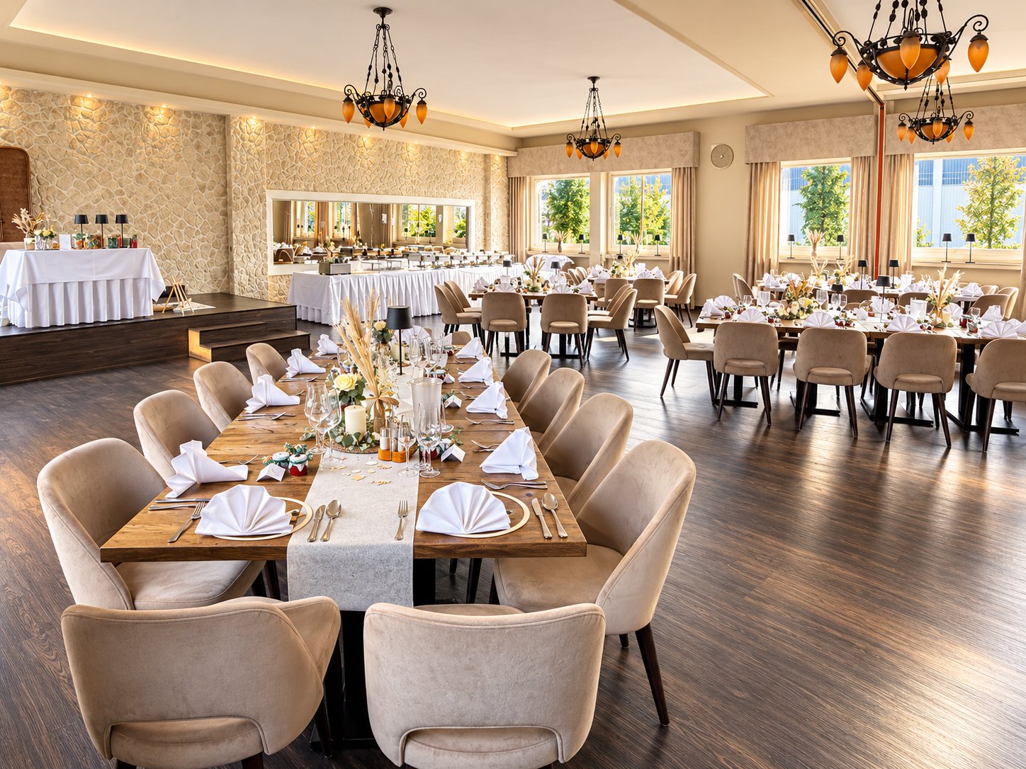 Festsaal in hellem Ambiente