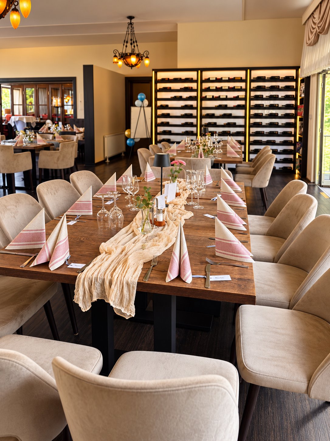 Eingedeckte Tafel vor dem Weinregal
