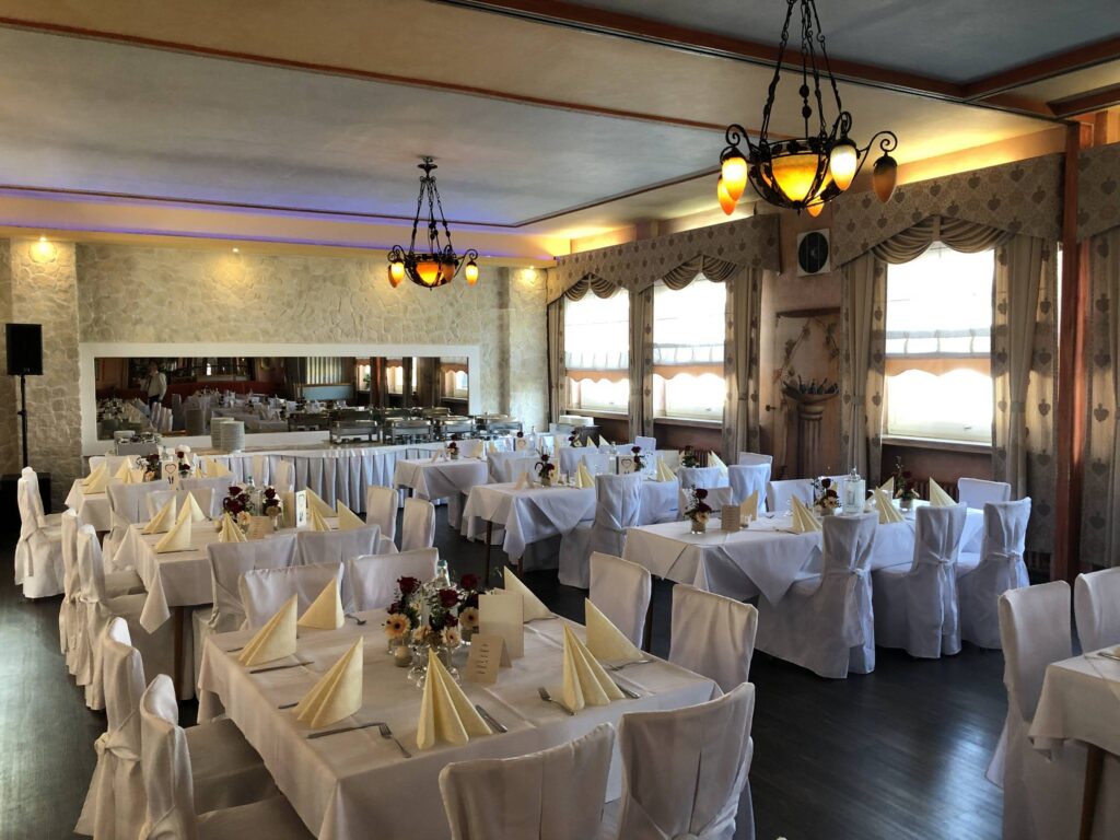 Festsaal mit langer Tafel