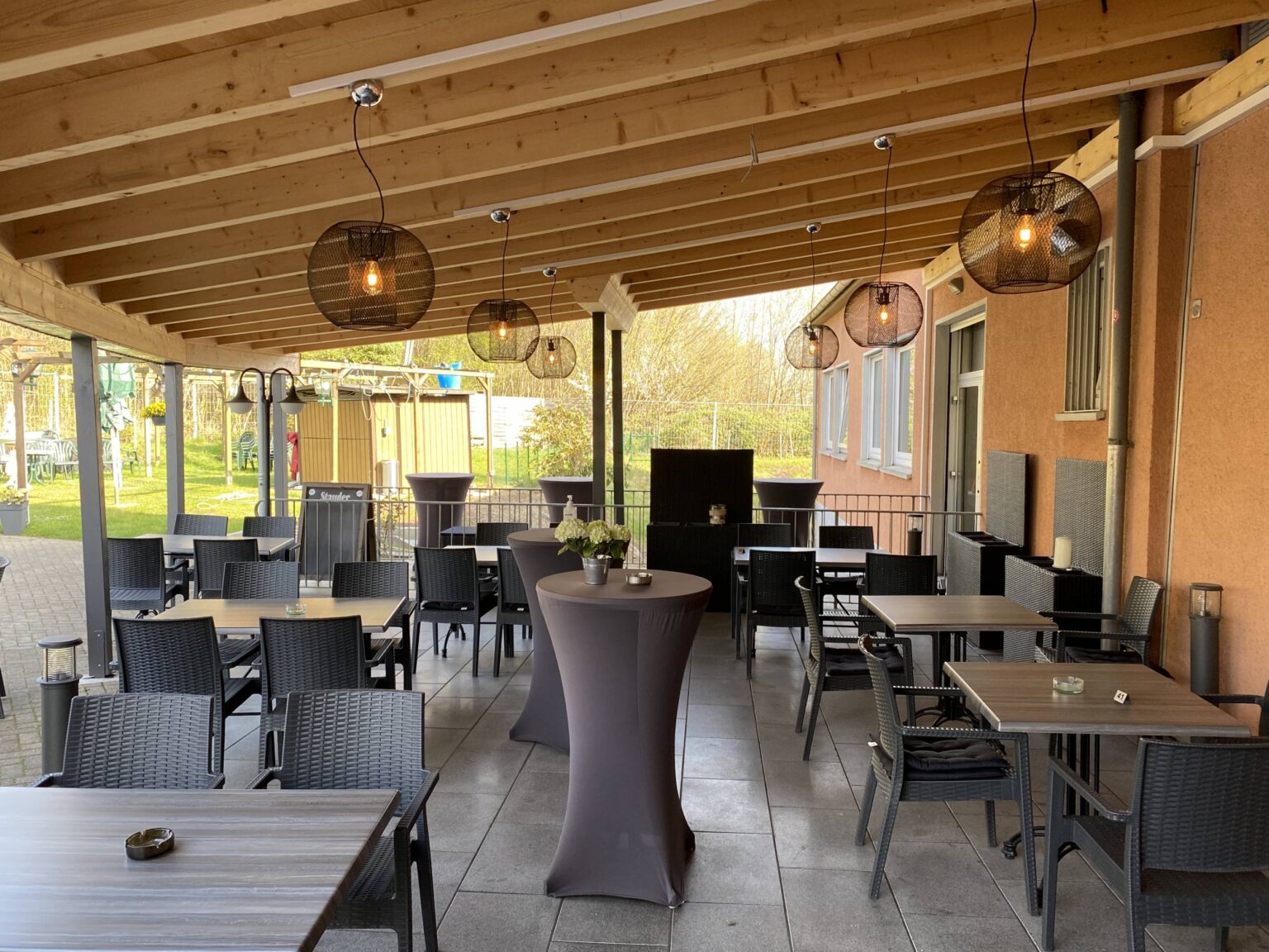 Überdachte Terrasse am Abend