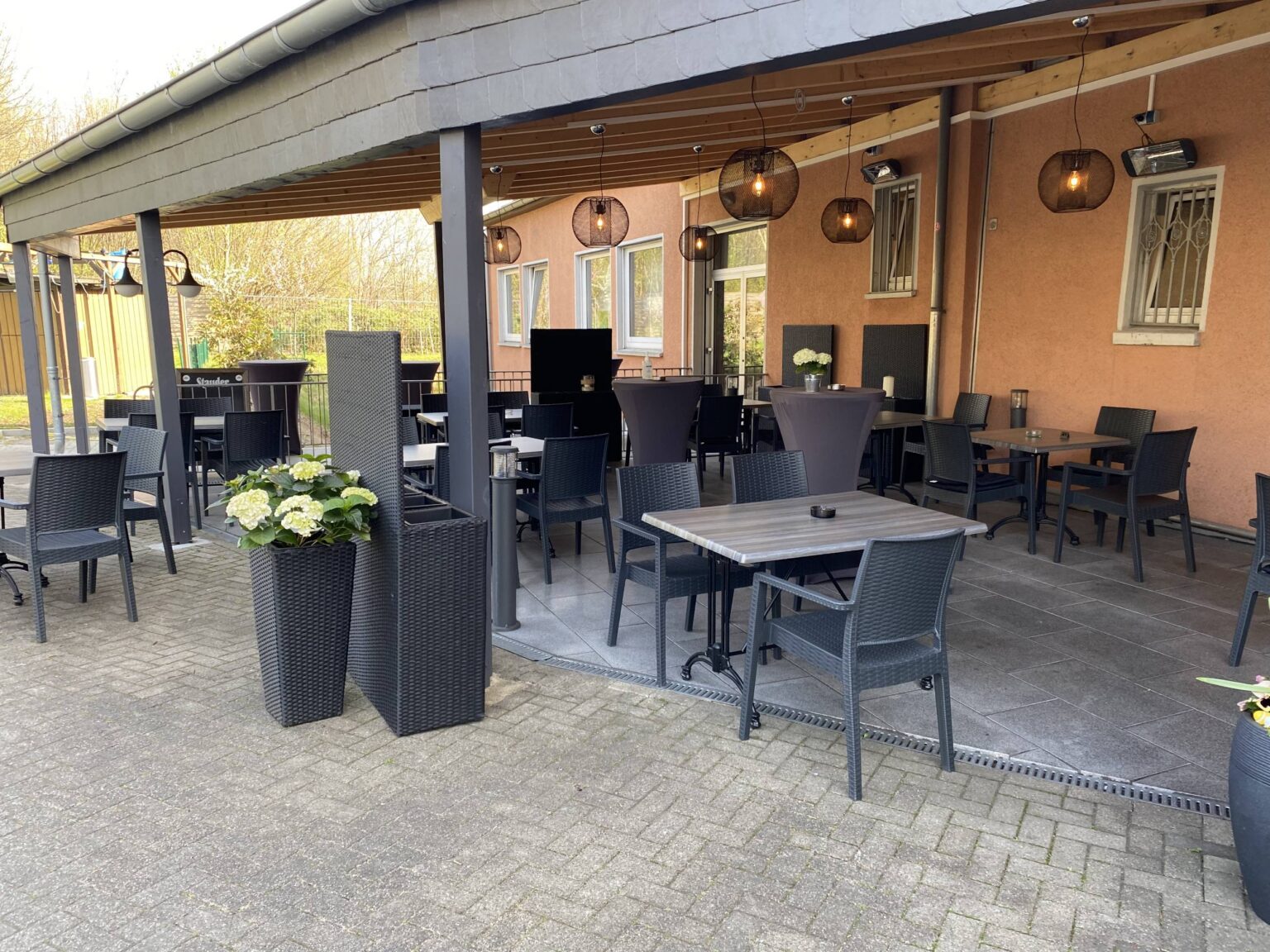 Terrasse mit Blick in den Garten