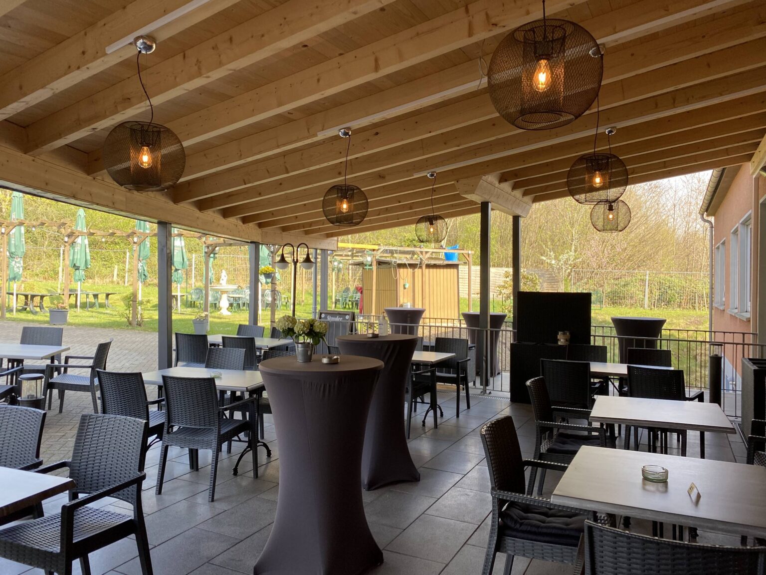 Terrasse mit hängenden Leuchten