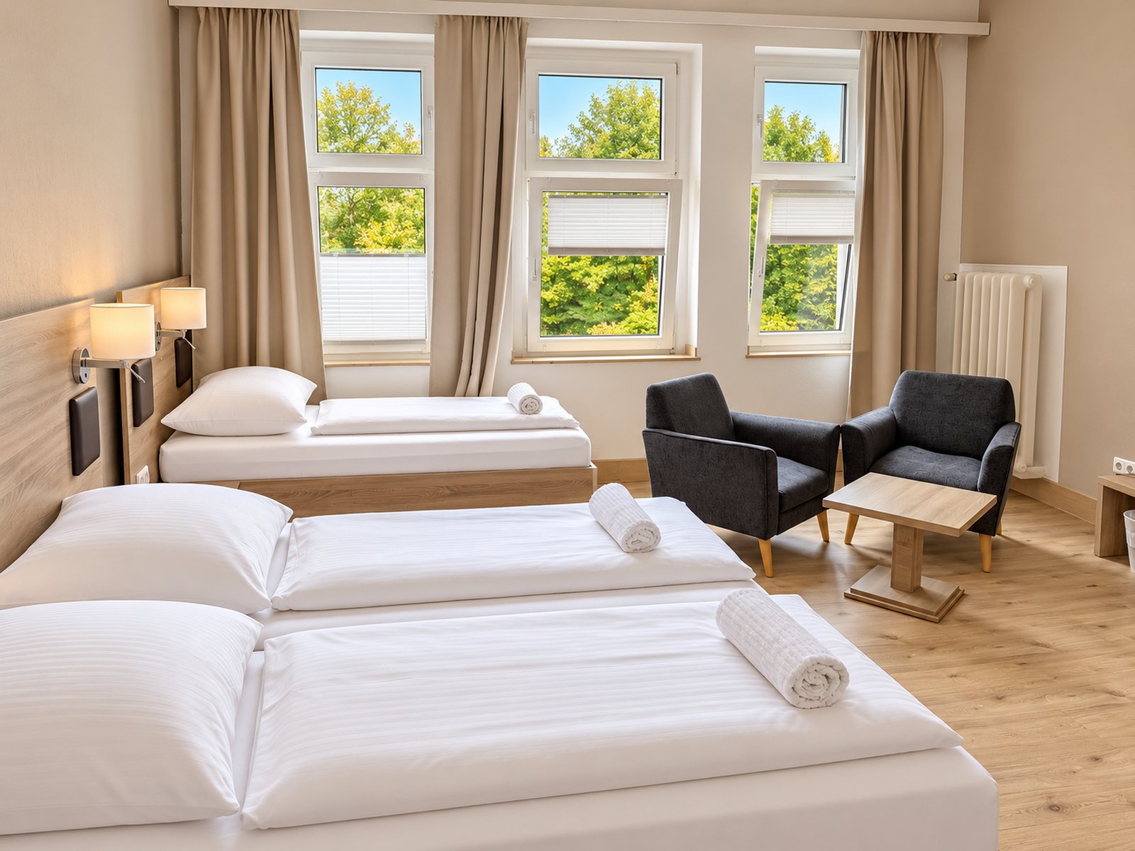 Familienzimmer mit drei Fenstern und Sitzecke