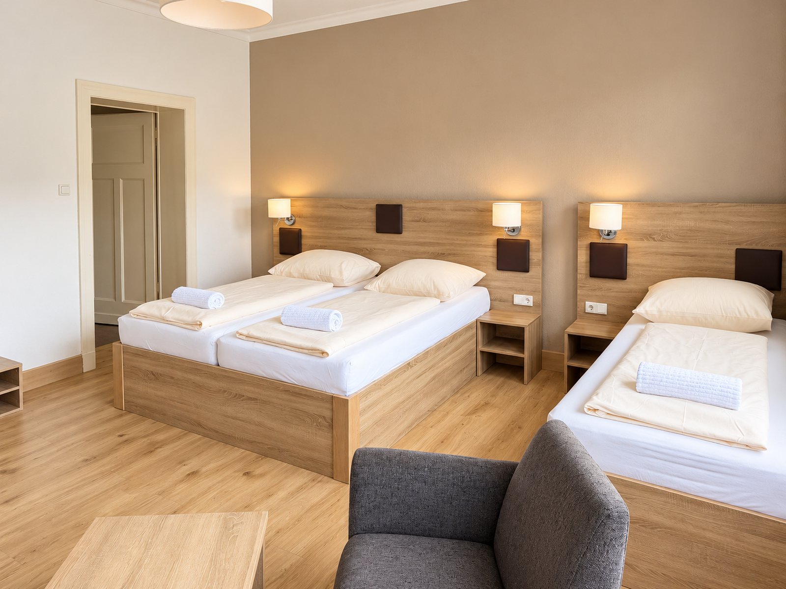 Weitläufiges Zimmer mit mehreren Betten